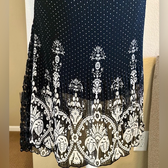 Lindt V-Neck Dress Size: Small - Picture 6 of 9